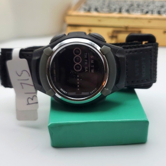 Cool on the go sports watch ⌚️  B1715 batteries‎ not included - Picture 1 of 3